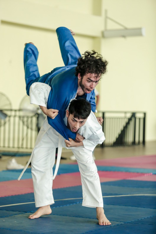 Isaac cật lực tập võ Judo cho vai diễn mới bên cạnh “người bạn” Realme 3 - Ảnh 5.
