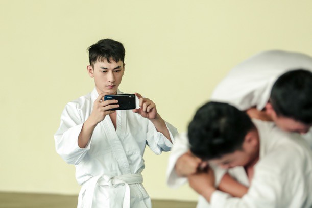 Isaac cật lực tập võ Judo cho vai diễn mới bên cạnh “người bạn” Realme 3 - Ảnh 8.