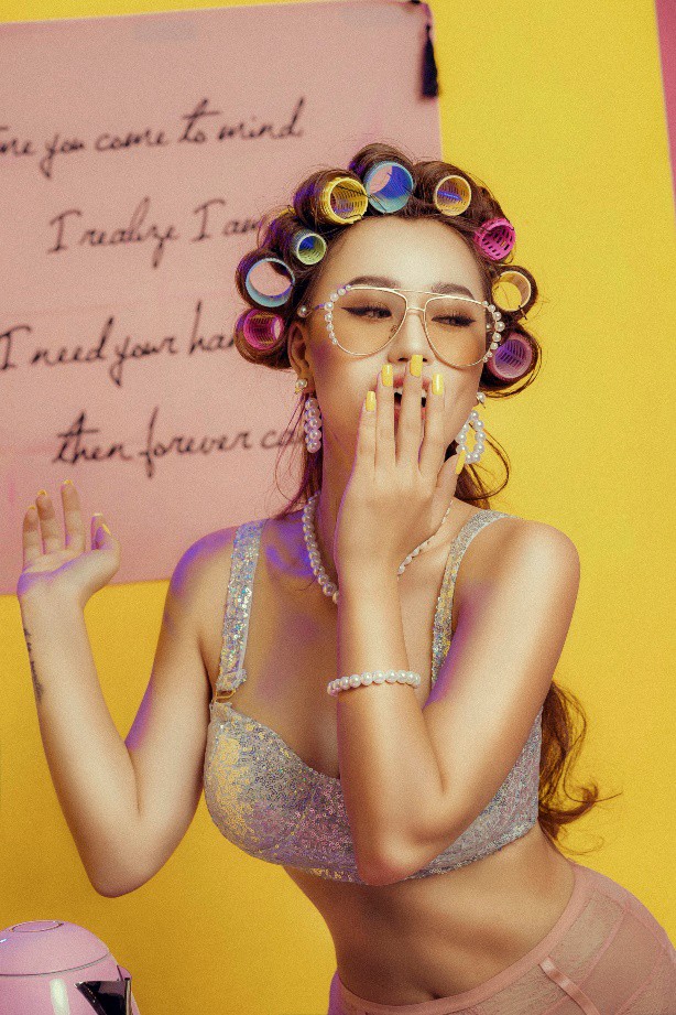 “Đập tan” cái nắng mùa hè với bộ hình bikini phong cách retro cực lạ của DJ Tít - Ảnh 9.
