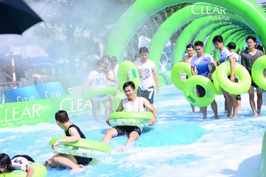 4 lý do giới trẻ rần rần lập hội trượt nước giữa phố cực đỉnh cùng Clear - Ảnh 1.