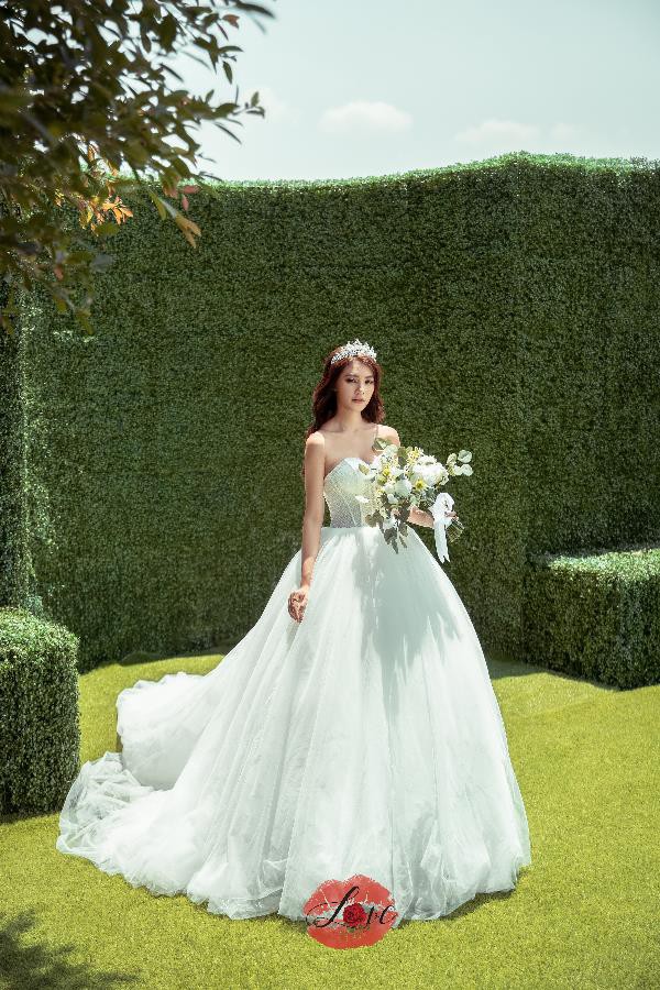 Xuất hiện tại Lookbook của Love Wedding, Jolie Nguyễn hóa nàng công chúa khiến fan “đứng ngồi không yên” - Ảnh 2.