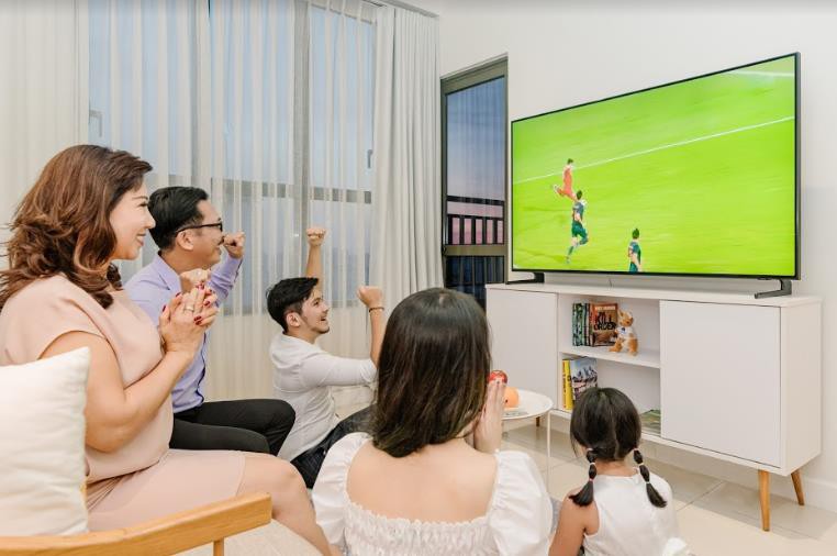 Gia đình của bạn sẽ thật hạnh phúc khi được xem TV trên một chiếc tivi gia đình chất lượng. Với màn hình lớn và chất lượng hình ảnh đẹp, bạn sẽ có những khoảnh khắc đáng nhớ bên gia đình và người thân. Click vào hình ảnh để biết thêm những lợi ích của việc mua một chiếc tivi gia đình.