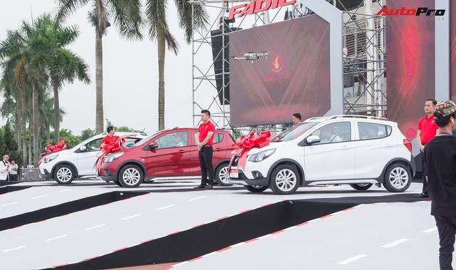 Nhận xe VinFast Fadil: Người lặn lội hàng trăm km lên Hà Nội, người mua luôn 4 chiếc - Ảnh 3.