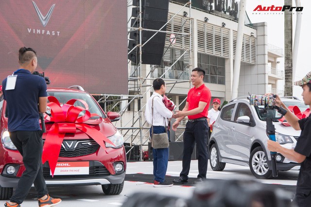 Nhận xe VinFast Fadil: Người lặn lội hàng trăm km lên Hà Nội, người mua luôn 4 chiếc - Ảnh 6.