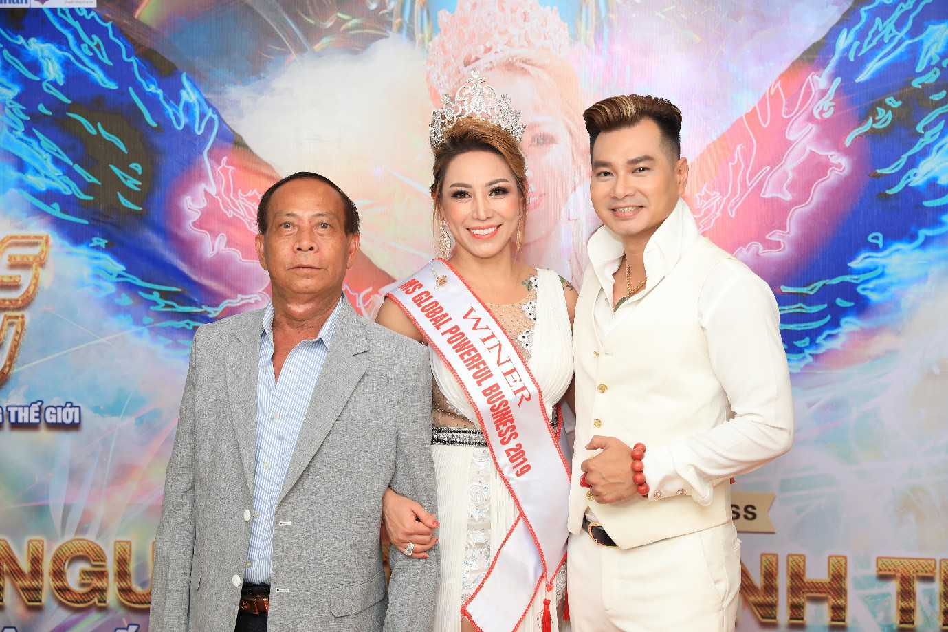 Hoa hậu Nguyễn Thị Thanh Thúy, ca sĩ Địa Hải diện trang phục trắng mướt tưng bừng mở tiệc - Ảnh 5.
