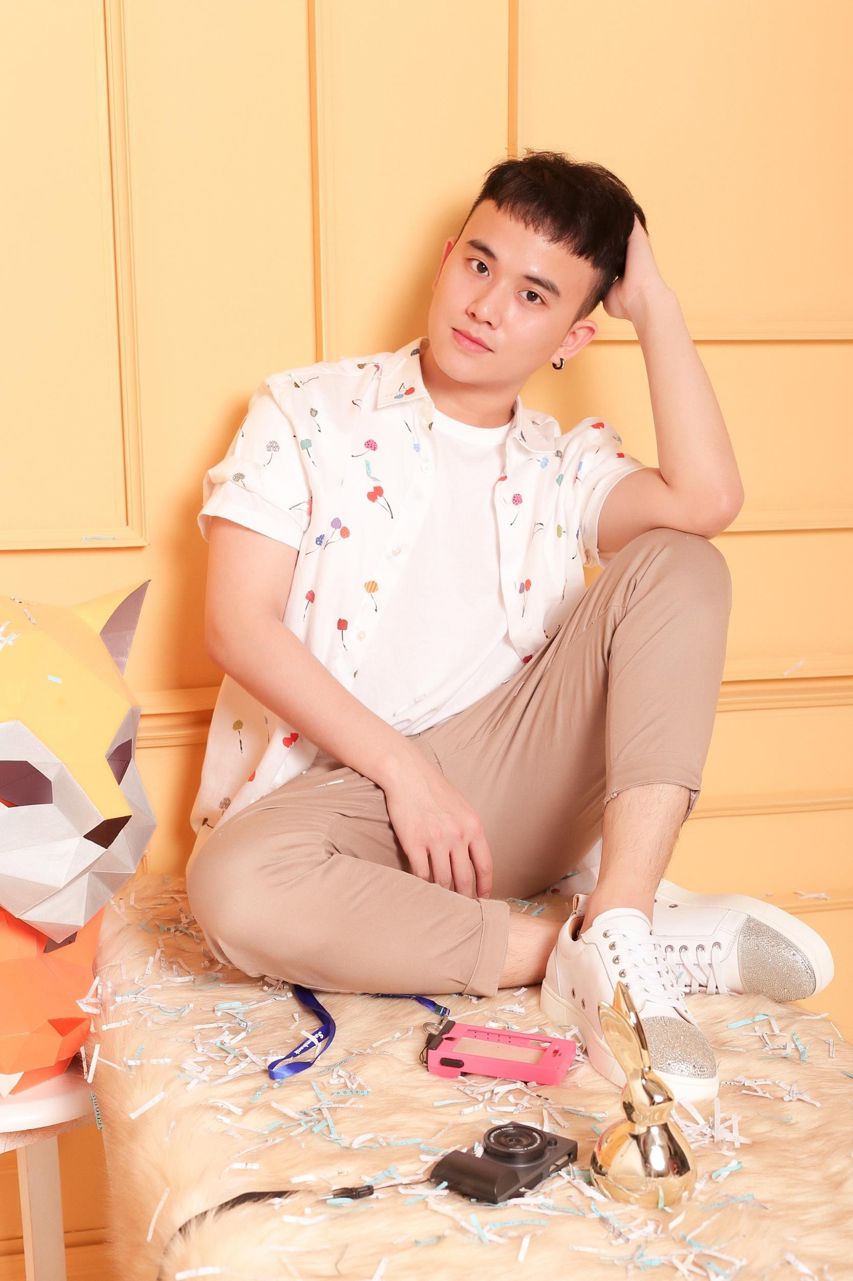 Bí kíp chụp ảnh cá nhân tại studio ngày hè rực rỡ theo phong cách ngọt ngào, phóng khoáng - Ảnh 2.