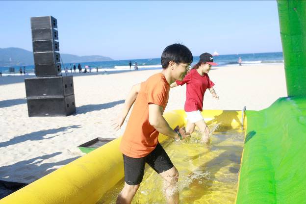 Giới trẻ Đà thành thách thức cái nóng mùa hè bằng những trò chơi với nước sôi động và hấp dẫn - Ảnh 3.