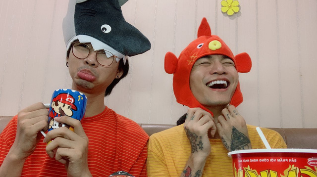 Lầy lội như BB Trần và Hải Triều, biến buổi livestream gặp gỡ fan thành show Mukbang mì - Ảnh 4.