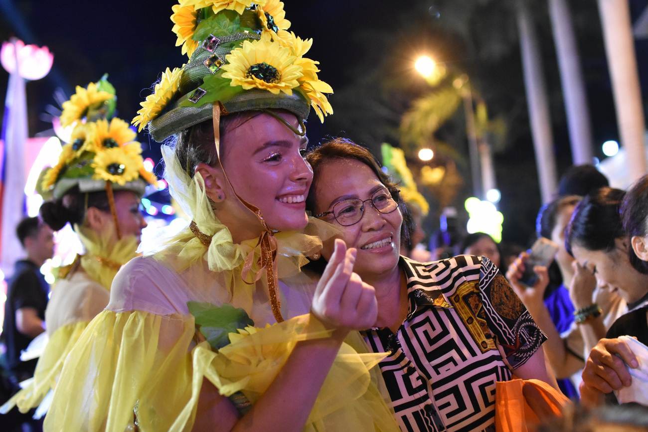 Khám phá những màn trình diễn nghệ thuật rực rỡ sắc màu tại Carnival đường phố DIFF 2019 - Ảnh 11.