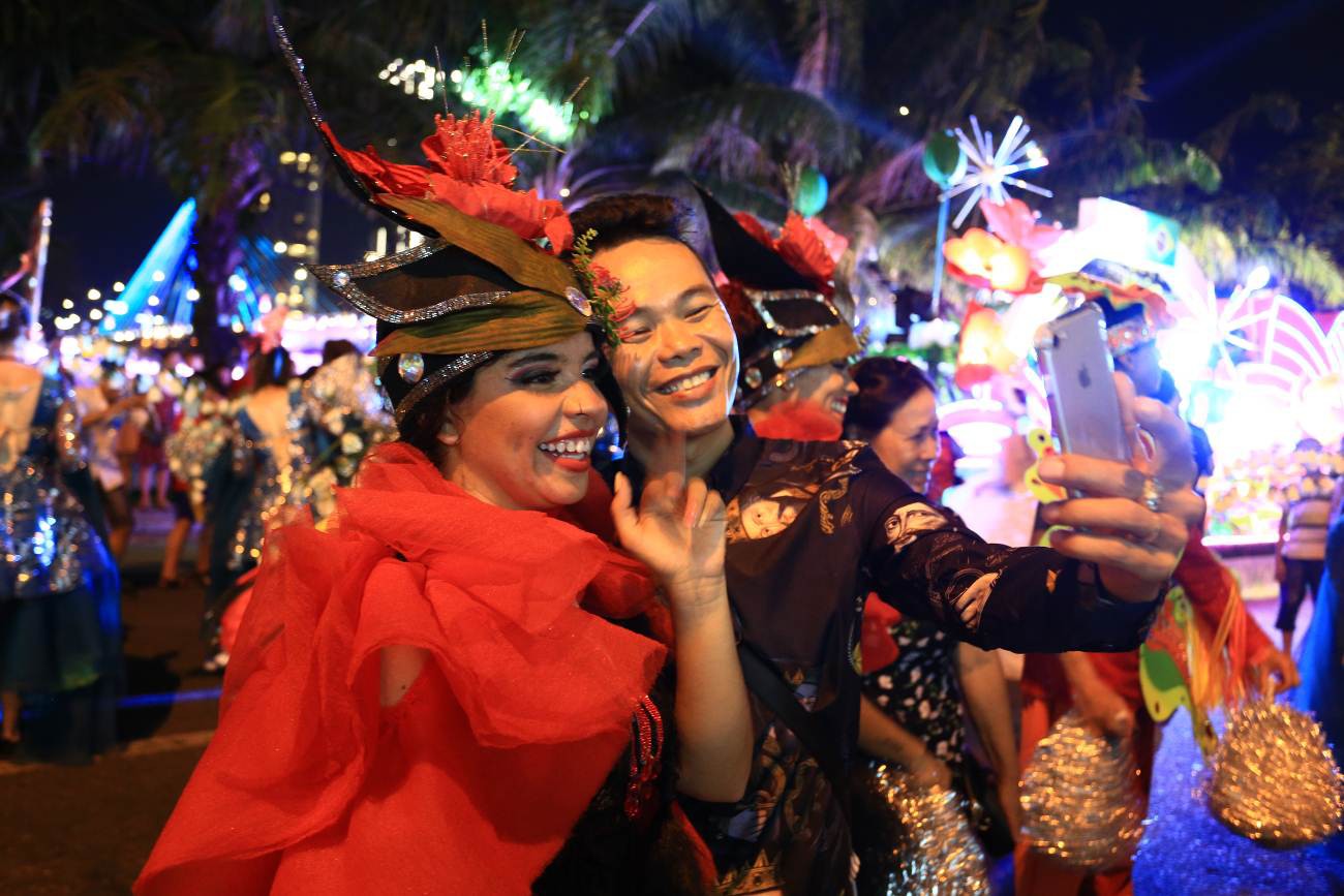 Khám phá những màn trình diễn nghệ thuật rực rỡ sắc màu tại Carnival đường phố DIFF 2019 - Ảnh 9.