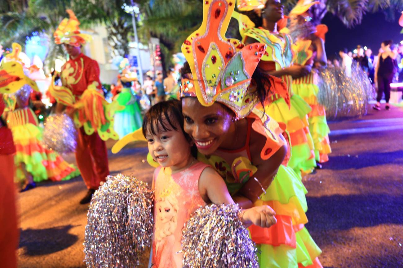 Khám phá những màn trình diễn nghệ thuật rực rỡ sắc màu tại Carnival đường phố DIFF 2019 - Ảnh 10.