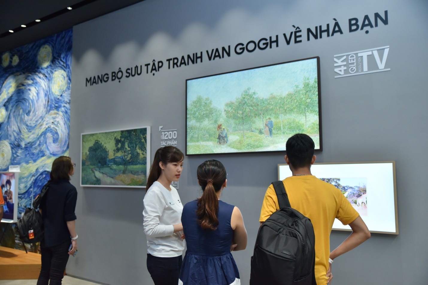 Biến TV thành khung tranh độc đáo, Triển lãm bộ sưu tập Van Gogh tại Samsung Showcase thu hút người tham dự - Ảnh 1.