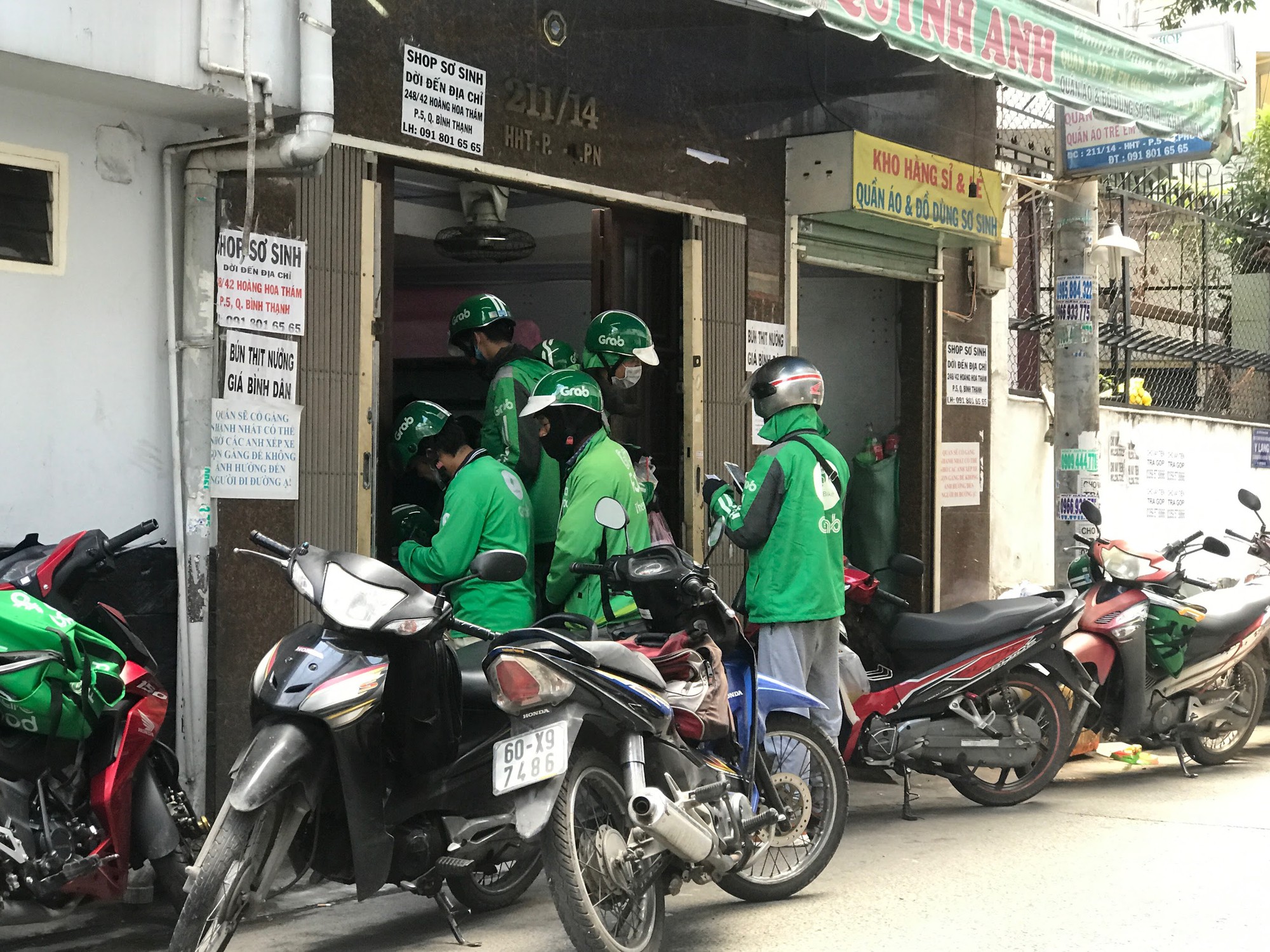 Khi bánh tráng trộn, bún nem nướng… lề đường “rủ nhau” lên ứng dụng - Ảnh 1.