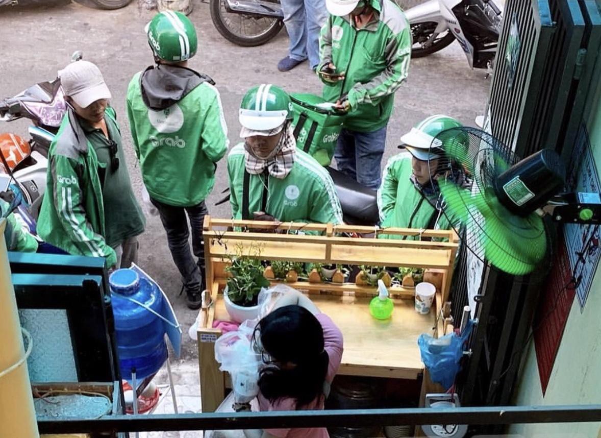 Khi bánh tráng trộn, bún nem nướng… lề đường “rủ nhau” lên ứng dụng - Ảnh 2.