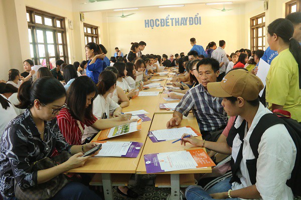 Hàng ngàn tân sinh viên làm thủ tục nhập học đợt 1 tại Trường Đại học Đại Nam - Ảnh 2.