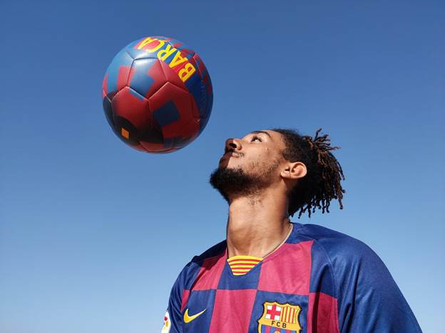 Niềm đam m&ecirc; b&oacute;ng đ&aacute; bất tận qua ống k&iacute;nh OPPO Reno 10x Zoom phi&ecirc;n bản giới hạn FC Barcelona - Ảnh 1.