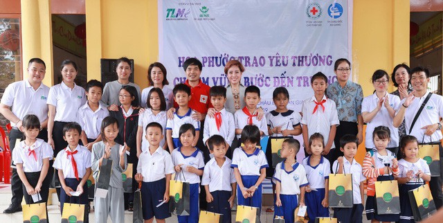 Nhà phát triển dự án King Bay tặng 200 thẻ BHYT cho học sinh nghèo An Giang - Ảnh 2.