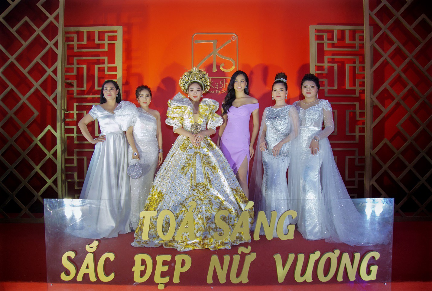 Hoa hậu Việt Nam 2018 Tiểu Vy gây náo loạn trong sự kiện ra mắt dòng sản phẩm cao cấp Takashi - Ảnh 2.