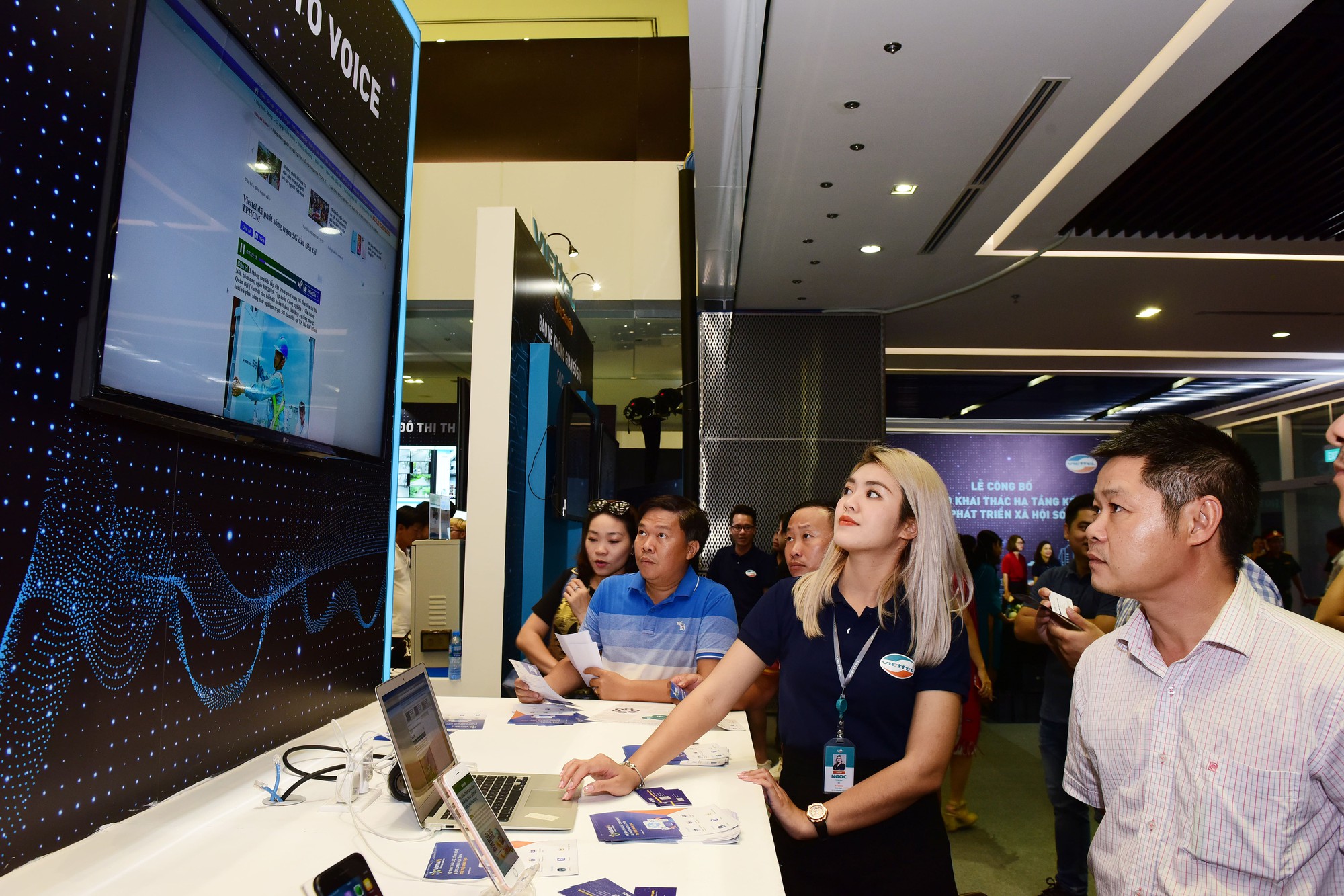 Người dân TP.HCM thích thú trải nghiệm tốc độ 5G và các dịch vụ IoT của Viettel - Ảnh 3.