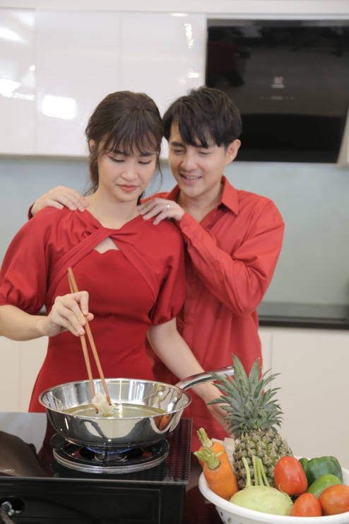 Đôi trẻ Đông Nhi - Ông Cao Thắng háo hức tập dượt khai bếp chiêu tài lộc Tết Canh Tý 2020 - Ảnh 5.
