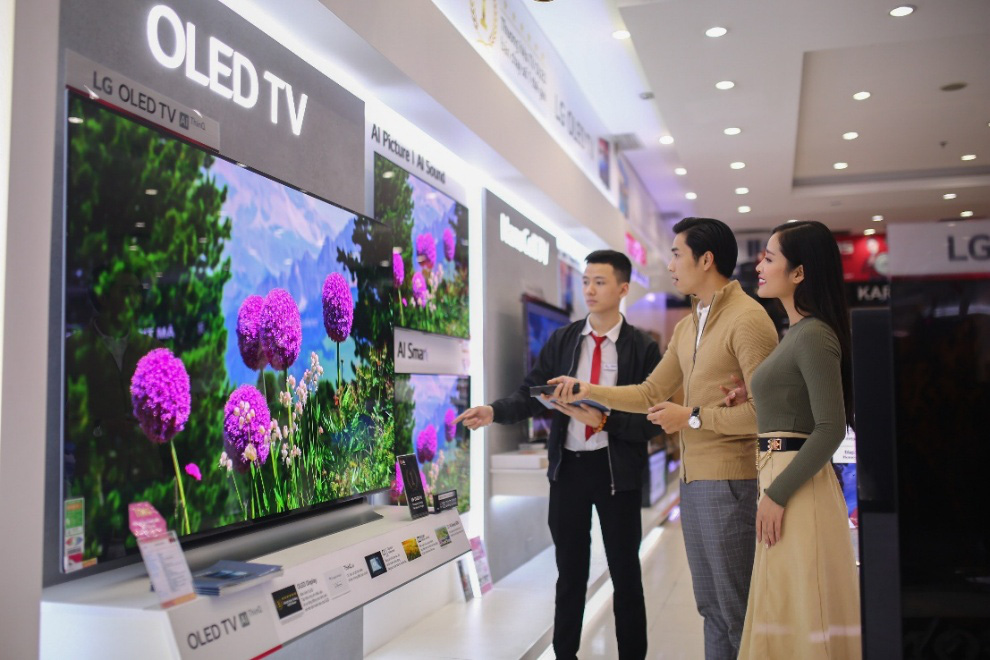 Người dùng Việt “mạnh tay” sắm TV OLED siêu mỏng dịp Tết - Ảnh 1. Người dùng Việt “mạnh tay” sắm TV OLED siêu mỏng dịp Tết - Ảnh 1.