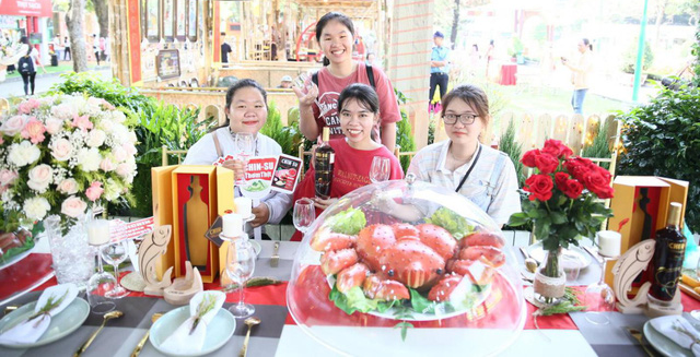 Á hậu Phương Nga cùng Ninh Dương Lan Ngọc xúng xính váy áo tham dự Festival ẩm thực Việt trước thềm năm mới - Ảnh 10.