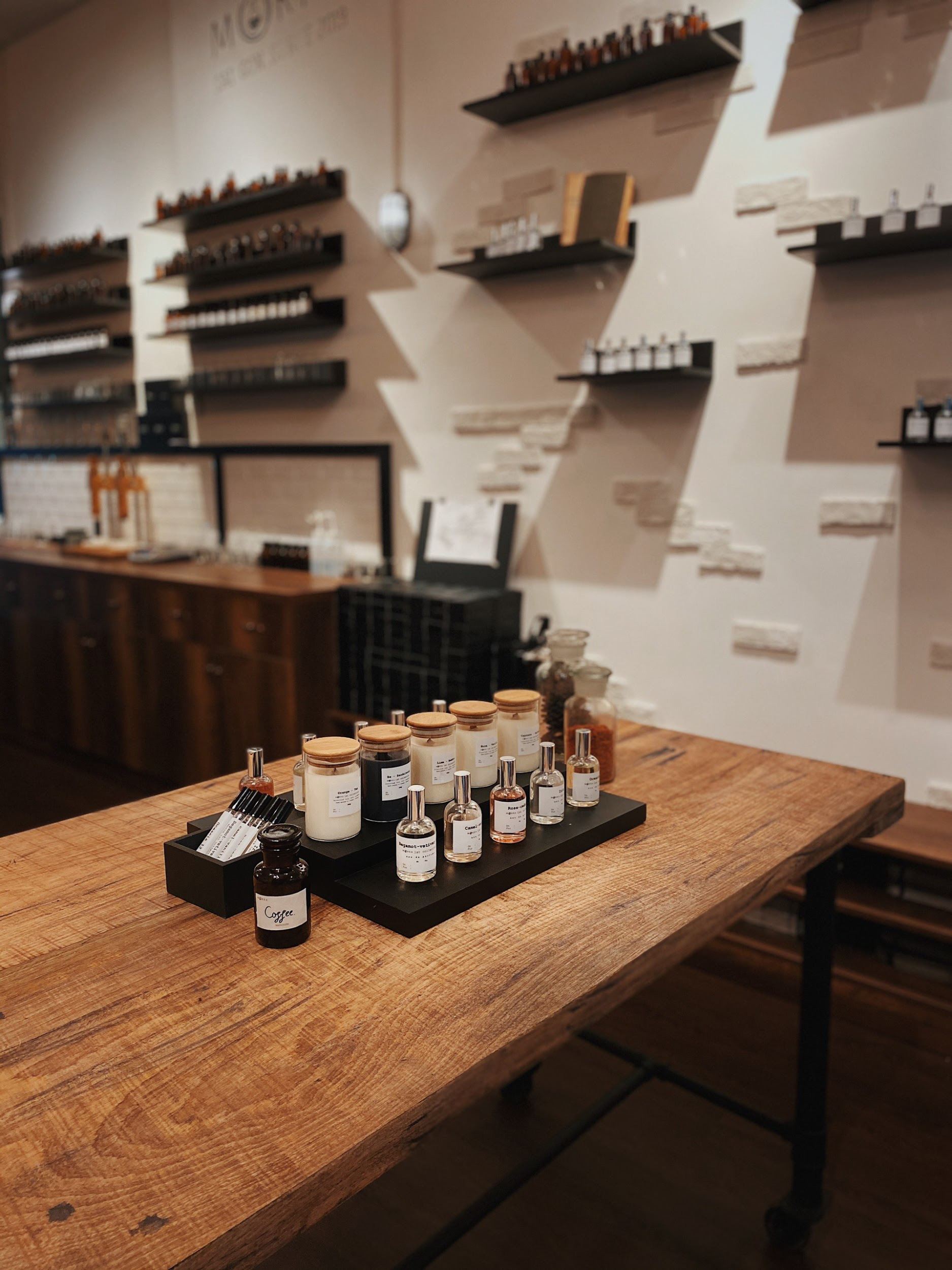 Kh&aacute;m ph&aacute; cửa h&agrave;ng nước hoa pha chế tại Việt Nam - Ảnh 4.