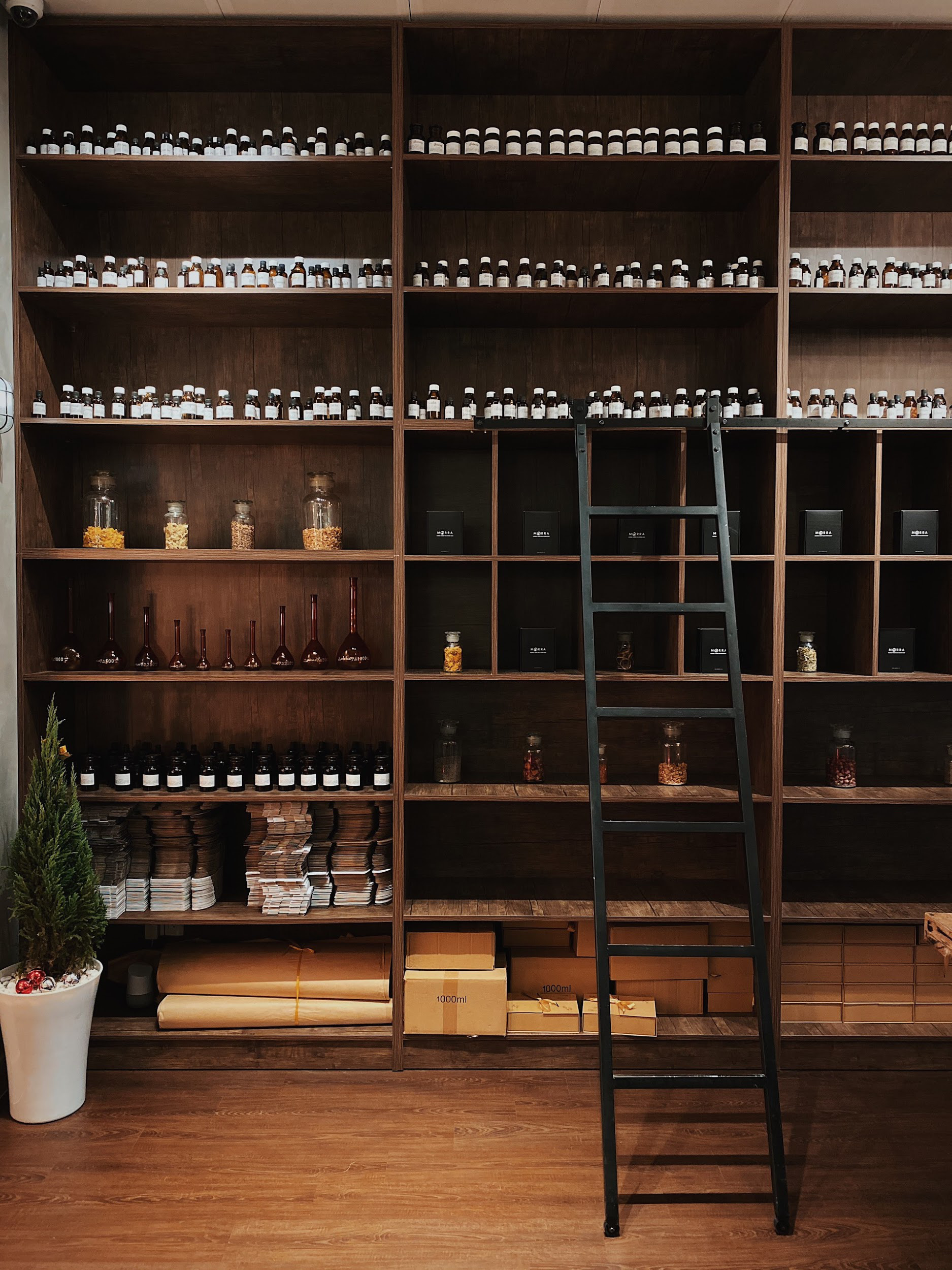 Kh&aacute;m ph&aacute; cửa h&agrave;ng nước hoa pha chế tại Việt Nam - Ảnh 3.