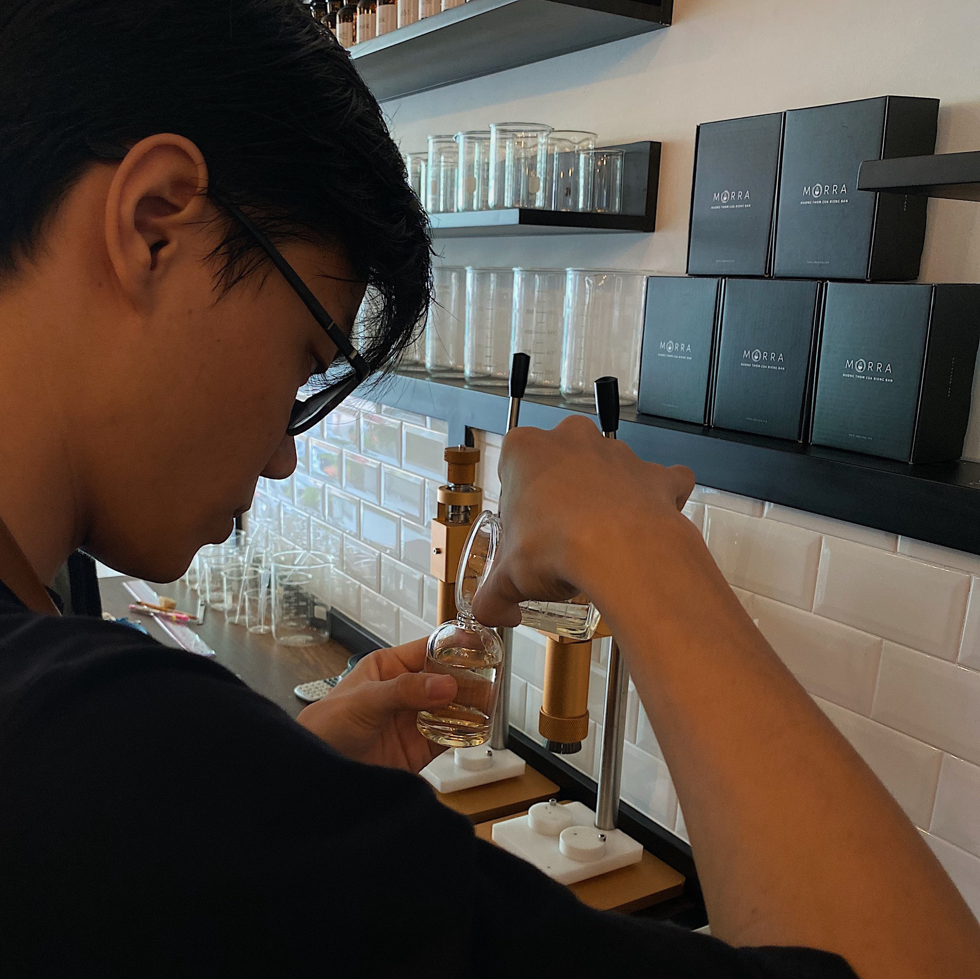 Kh&aacute;m ph&aacute; cửa h&agrave;ng nước hoa pha chế tại Việt Nam - Ảnh 5.