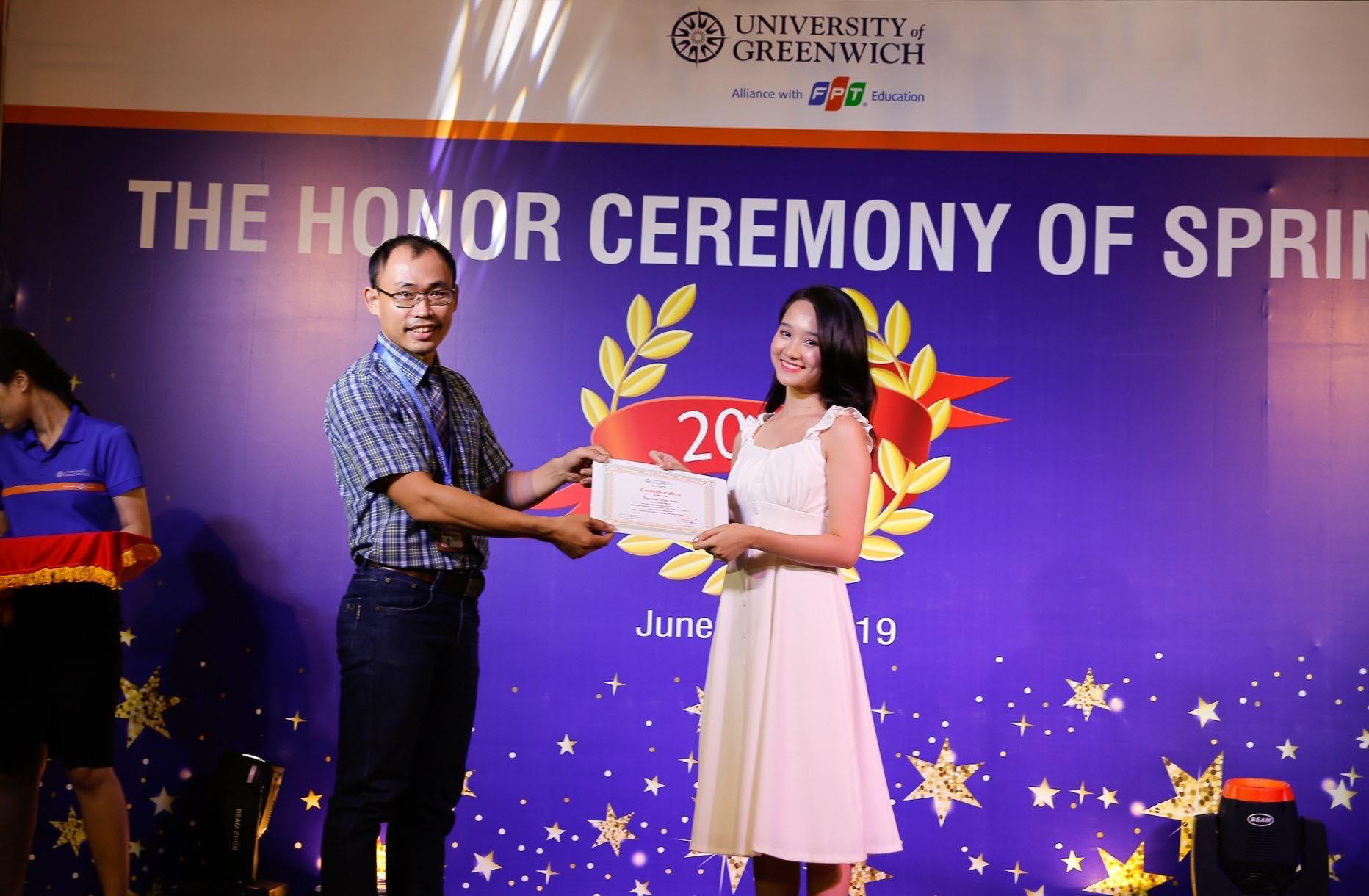 Không những xinh đẹp, Hà Lan của Mắt biếc còn có thành tích học tập đáng ngưỡng mộ - Ảnh 3. Không những xinh đẹp, Hà Lan của Mắt biếc còn có thành tích học tập đáng ngưỡng mộ - Ảnh 3.