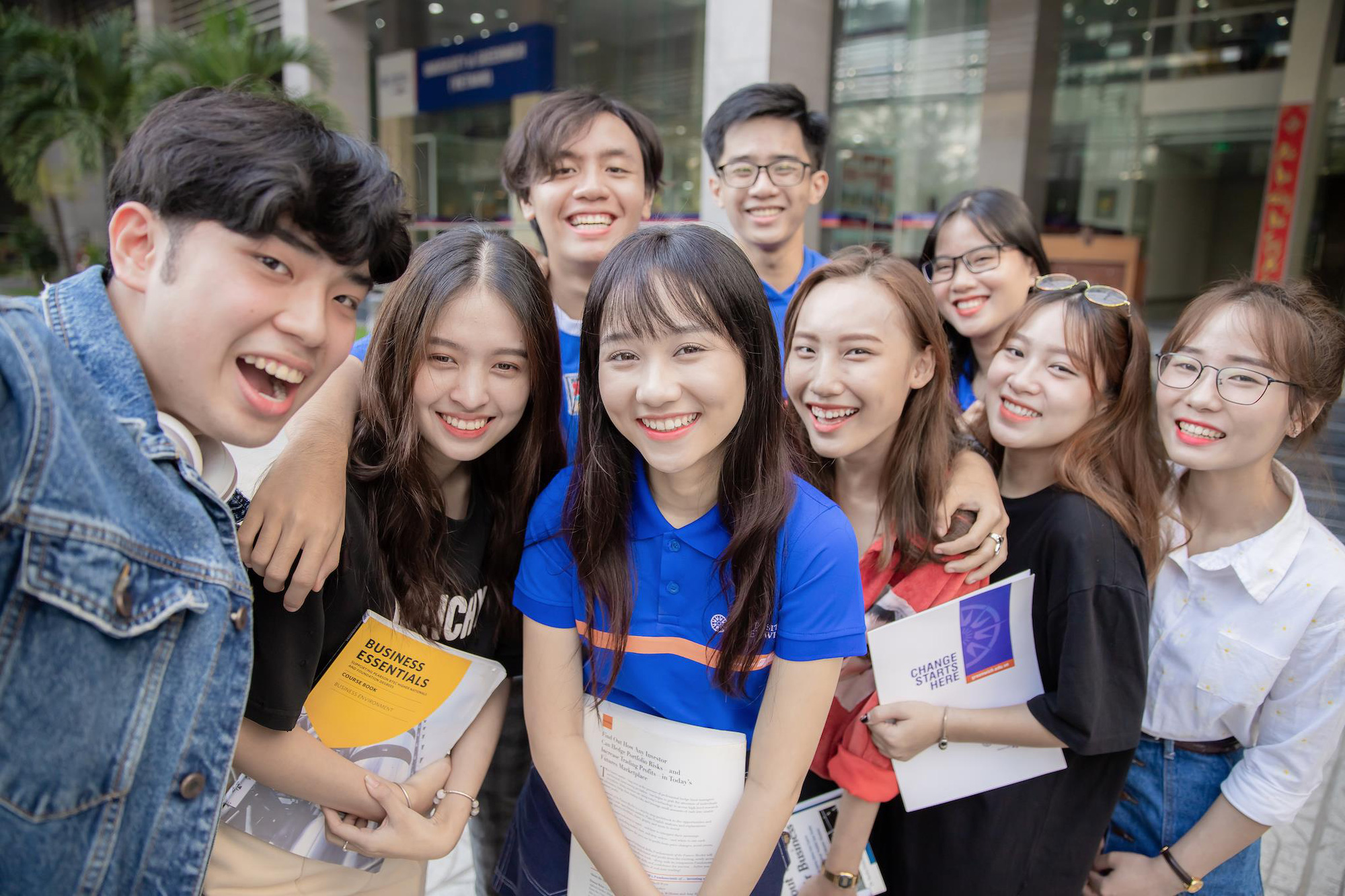 Không những xinh đẹp, Hà Lan của Mắt biếc còn có thành tích học tập đáng ngưỡng mộ - Ảnh 4. Không những xinh đẹp, Hà Lan của Mắt biếc còn có thành tích học tập đáng ngưỡng mộ - Ảnh 4.