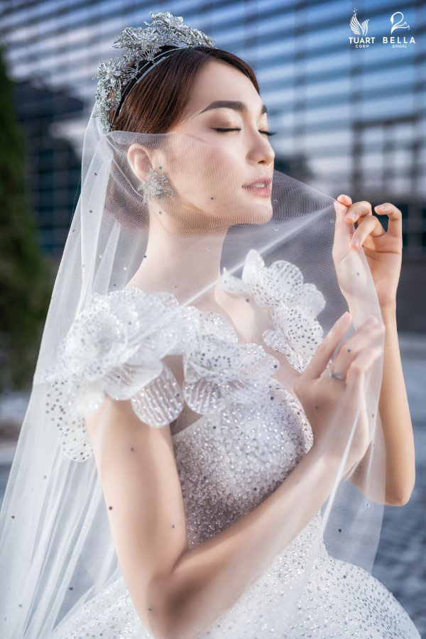 Trầm trồ với chiếc váy cưới đính 6890 viên đá quý trị giá 568 triệu của Hoa hậu ảnh Ngọc Nữ tại sự kiện - Ảnh 2.