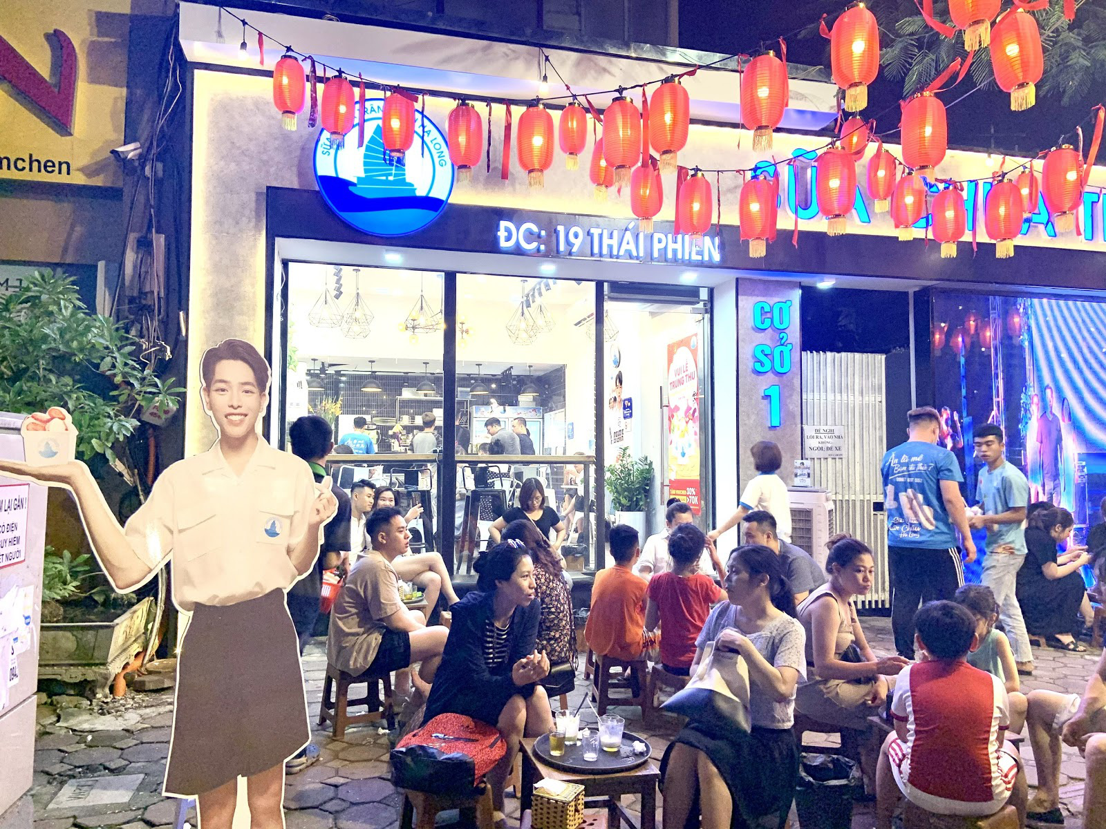 Vừa ra bài mới, hình ảnh Đức Phúc đã tràn ngập khắp phố phường Hà Nội và Sài Gòn - Ảnh 3.