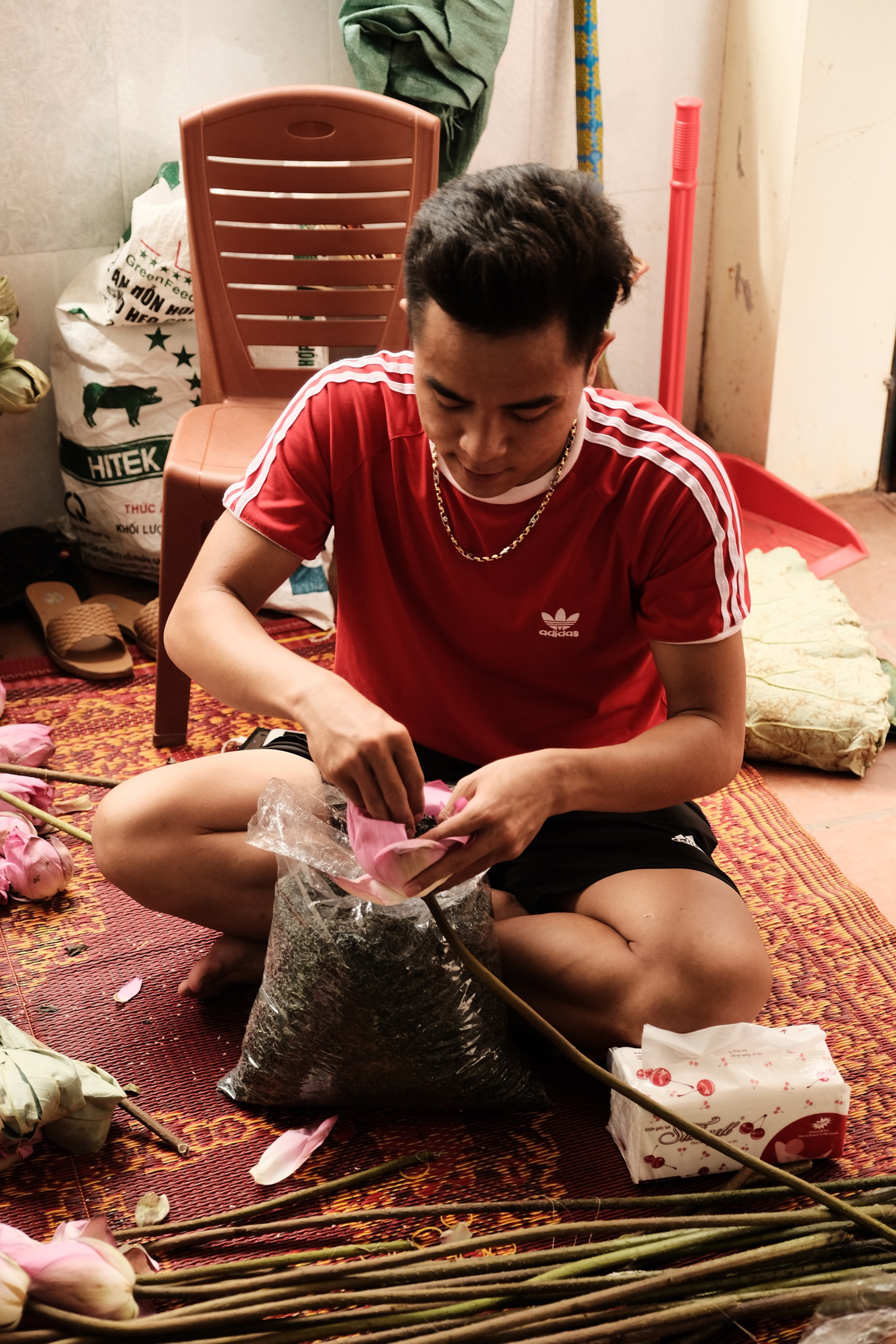 Quang Vinh cùng Phan Anh Esheep thích thú khám phá “ngõ nhỏ phố nhỏ” Hà Nội - Ảnh 4.