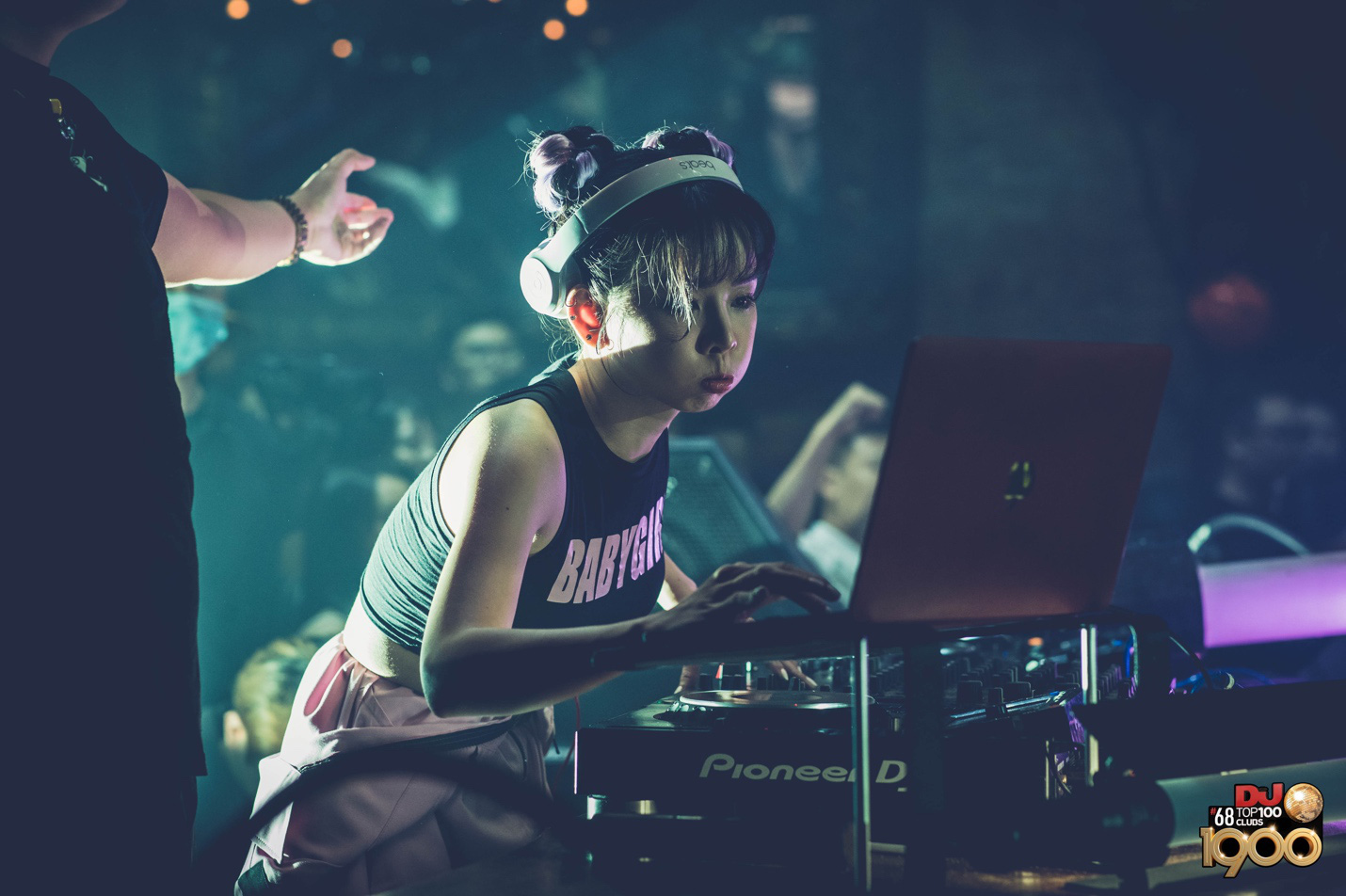 Dàn DJ nữ xinh đẹp “đốt cháy” đêm nhạc điện tử tôn vinh phái đẹp