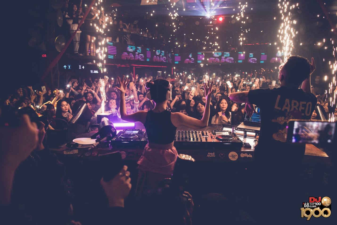 Dàn DJ nữ xinh đẹp “đốt cháy” đêm nhạc điện tử tôn vinh phái đẹp