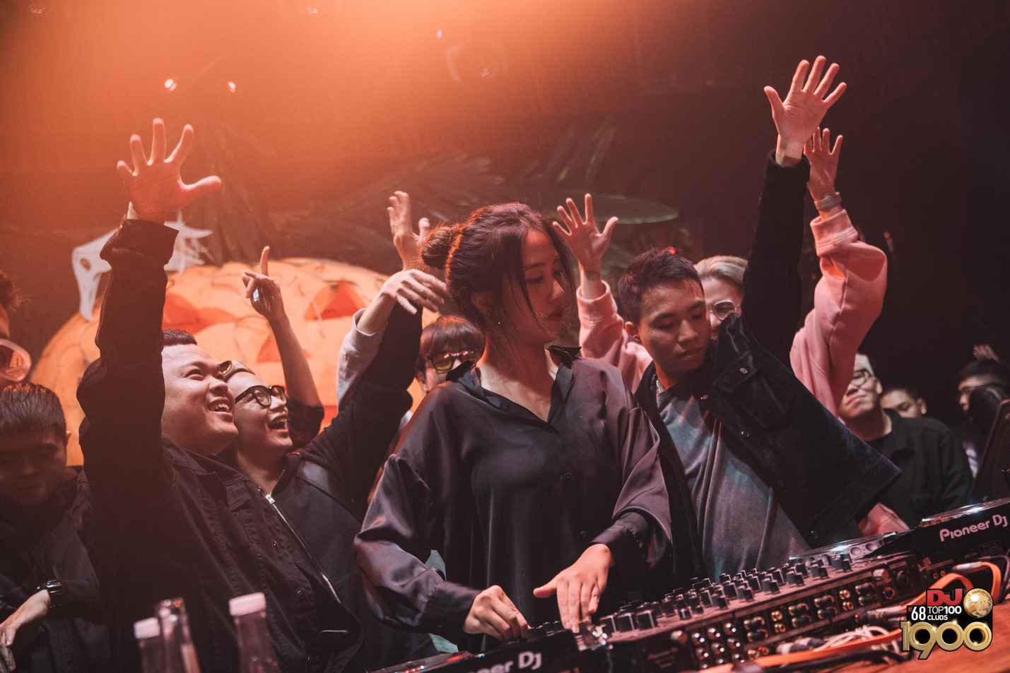 Dàn DJ nữ xinh đẹp “đốt cháy” đêm nhạc điện tử tôn vinh phái đẹp