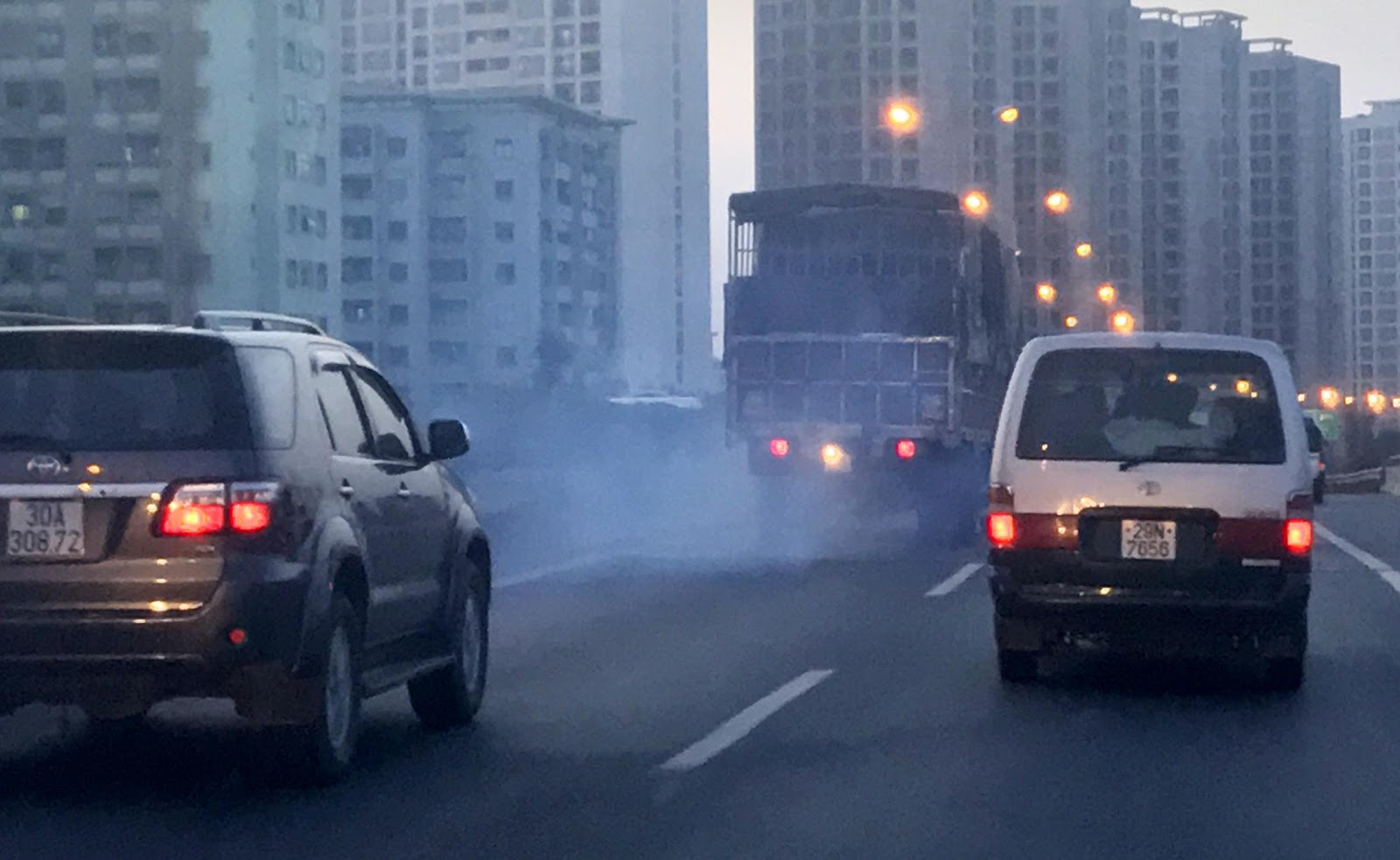Sống chung cùng khẩu trang và máy lọc không khí, chúng ta cần bắt đầu thay đổi từ đâu? - Ảnh 1.