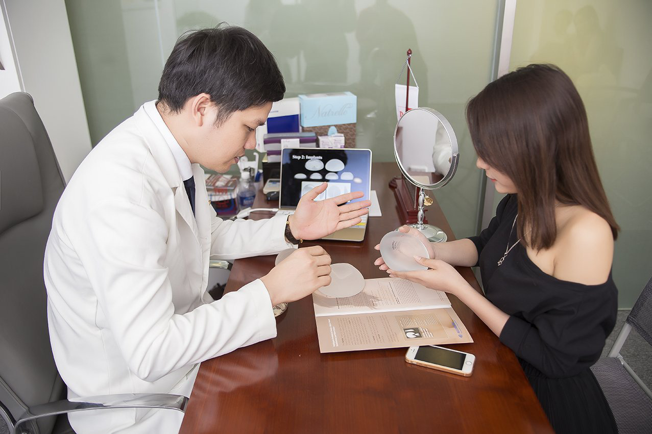 ThS.BS Lê Hữu Điền - Bác sĩ nâng ngực “mát tay” nổi tiếng Hà thành - Ảnh 2. ThS.BS Lê Hữu Điền - Bác sĩ nâng ngực “mát tay” nổi tiếng Hà thành - Ảnh 2.