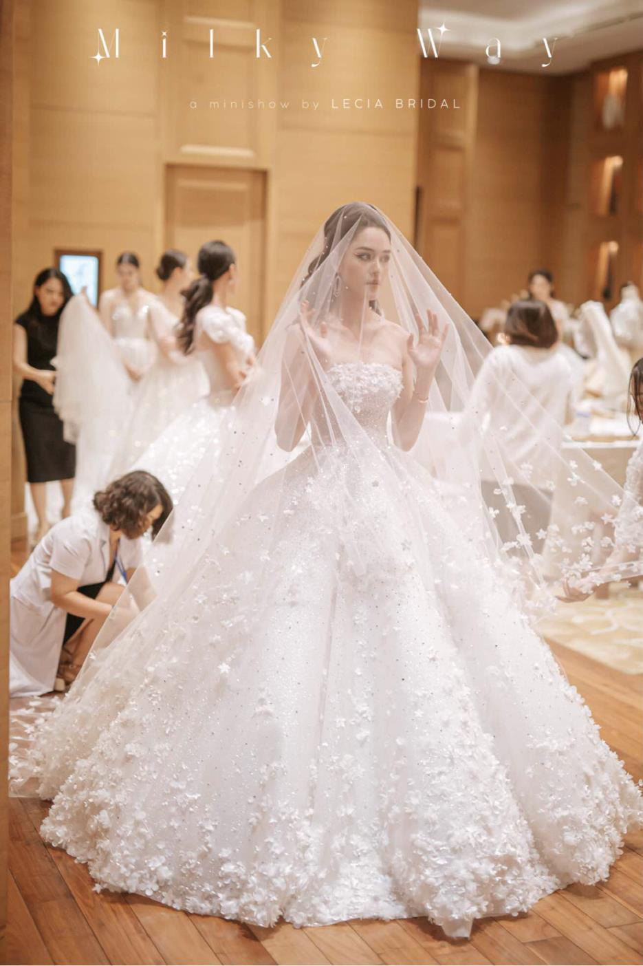 Á hậu Hoàng Anh hóa cô dâu lộng lẫy với váy cưới đính 50.000 viên pha lê Swarovski - Ảnh 4.
