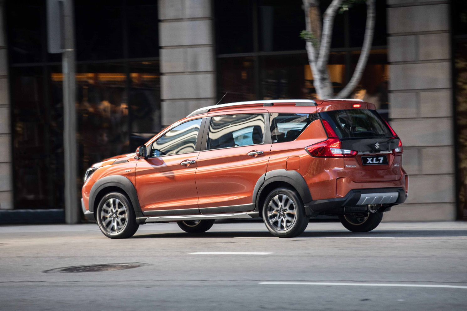 SUV XL7 hoàn toàn mới mang thiết kế khỏe khoắn với các tấm ốp vòm bánh xe màu đen và giá nóc thể thao