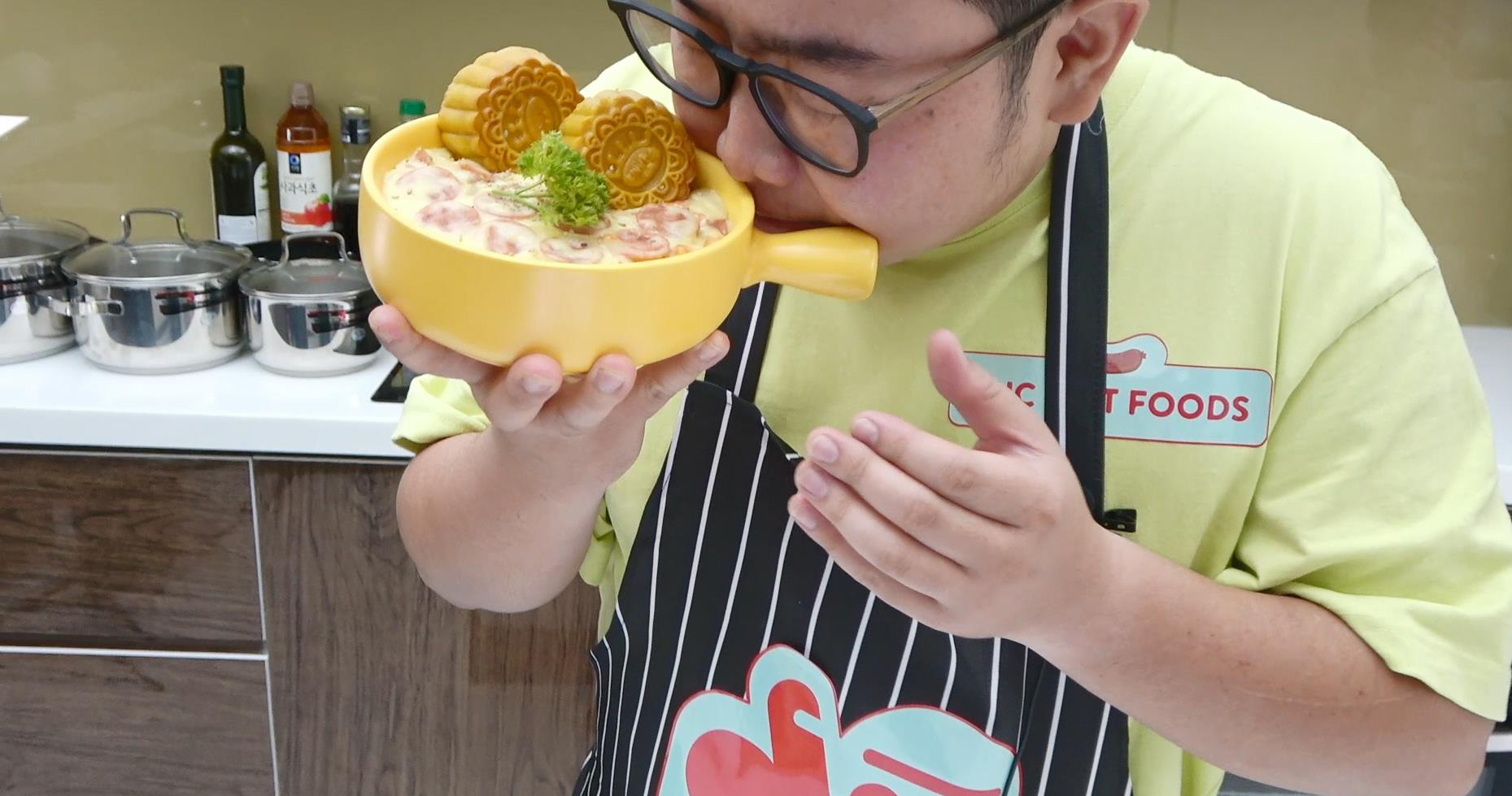 Bánh Trung thu chấm kem xúc xích Đức Việt của Youtuber Gấu To là “hot trend” hay thảm họa? - Ảnh 6.