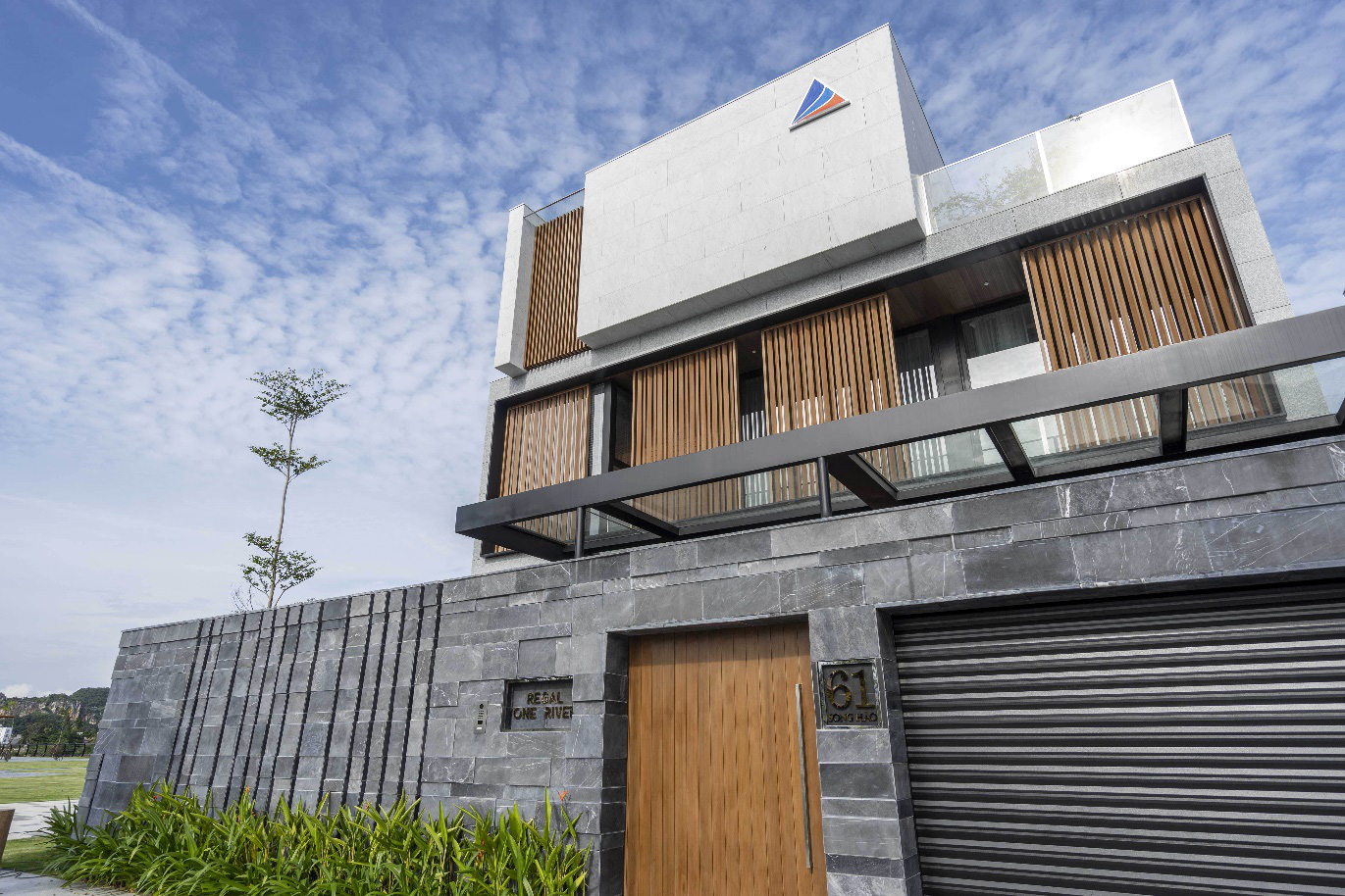 Đất Xanh Miền Trung sang sổ hồng và bàn giao villa triệu đô Regal One River - Ảnh 3.
