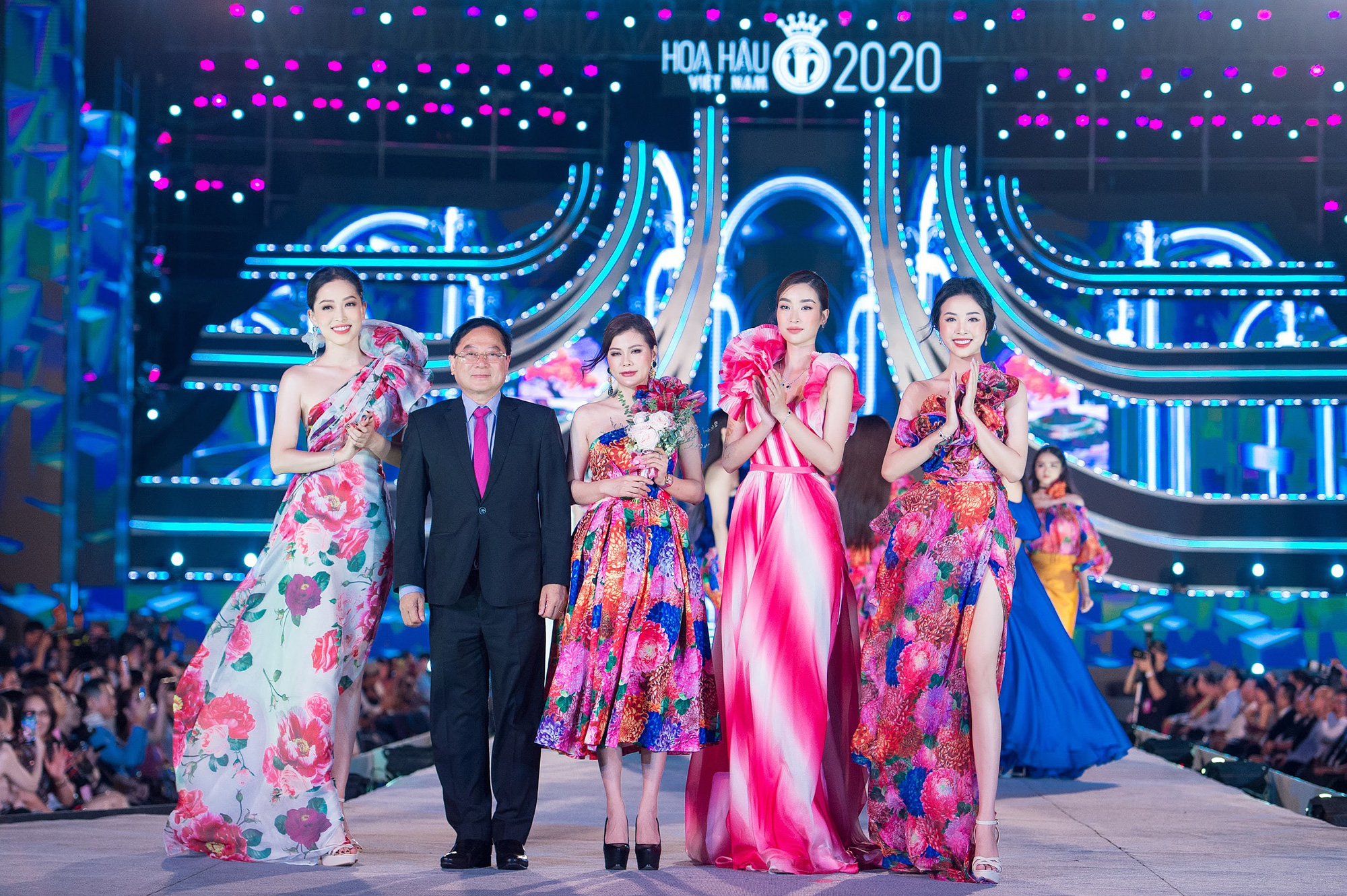 Mãn nhãn với đêm thi Người đẹp Thời trang của các thí sinh HHVN 2020 trong trang phục Neva - Ảnh 4. Mãn nhãn với đêm thi Người đẹp Thời trang của các thí sinh HHVN 2020 trong trang phục Neva - Ảnh 4.