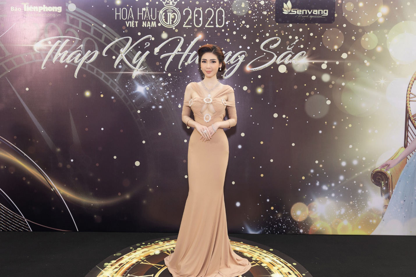 CEO Lâm Ngân diện đầm dạ hội, trang sức 20 tỷ tại họp báo chung kết Hoa hậu Việt Nam 2020 - Ảnh 1.