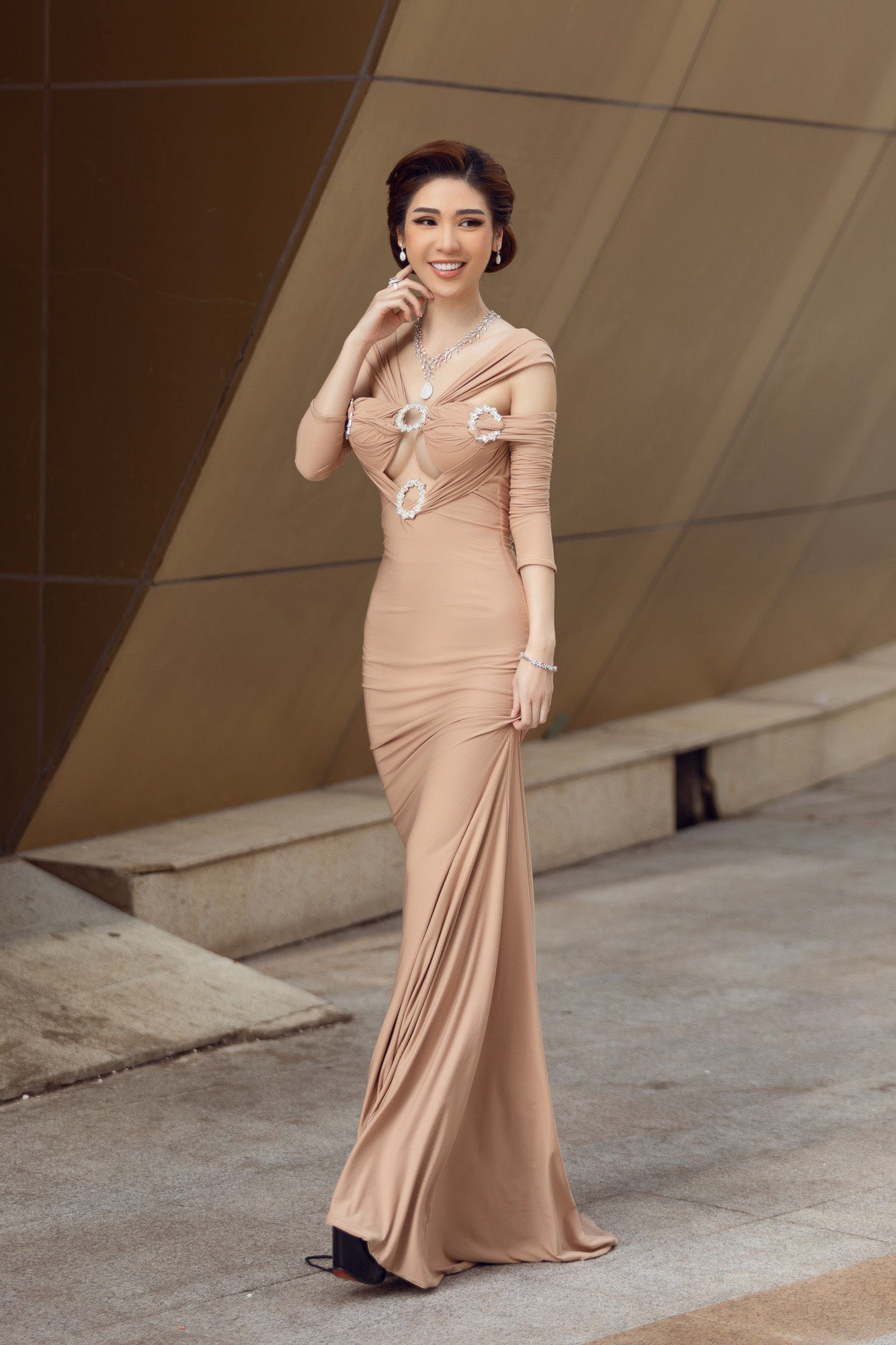 CEO Lâm Ngân diện đầm dạ hội, trang sức 20 tỷ tại họp báo chung kết Hoa hậu Việt Nam 2020 - Ảnh 2.