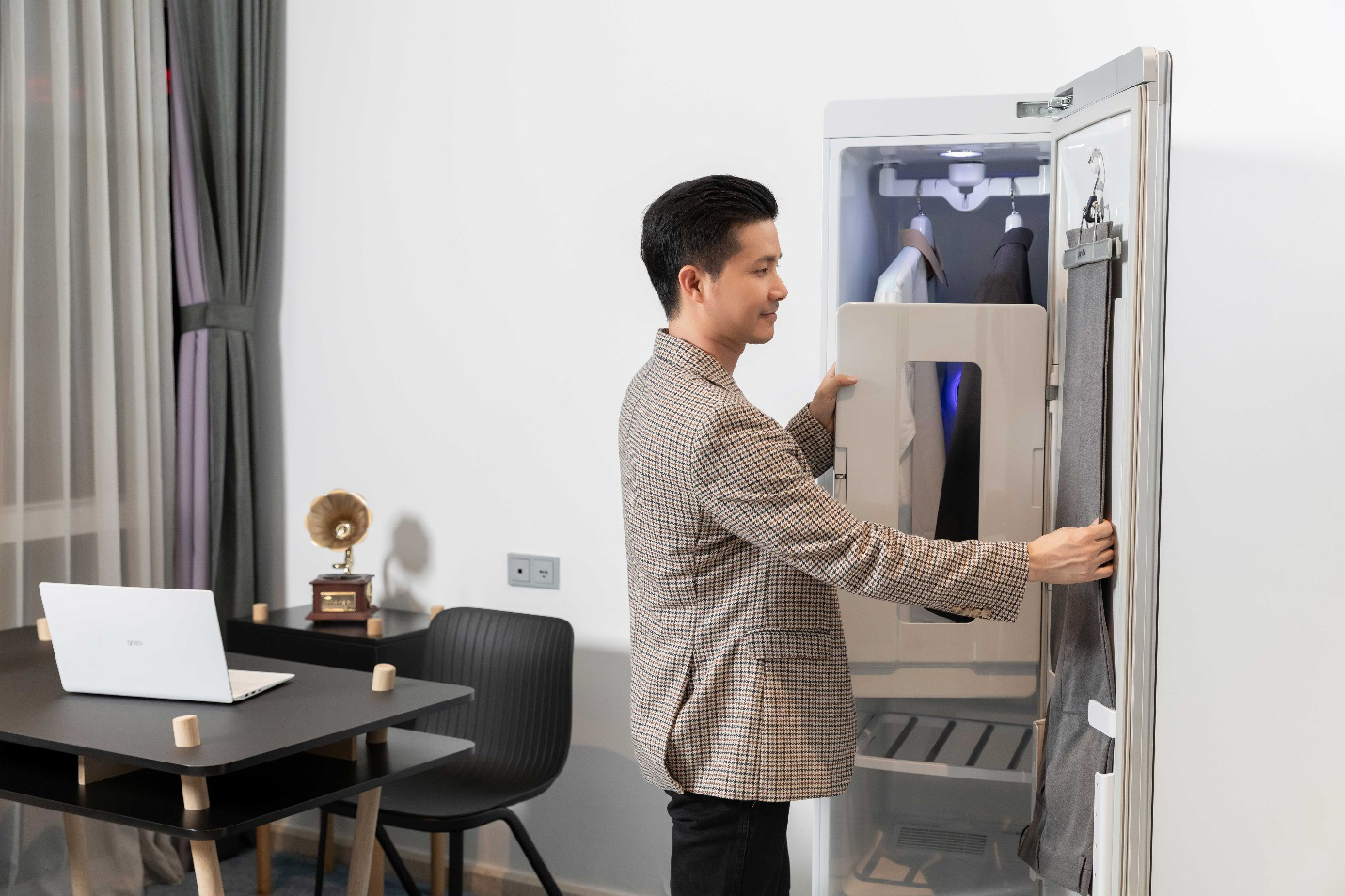 Giải mã “cơn sốt” tủ chăm sóc quần áo thông minh của các tín đồ thời trang Việt - Ảnh 4. Giải mã “cơn sốt” tủ chăm sóc quần áo thông minh của các tín đồ thời trang Việt - Ảnh 4.