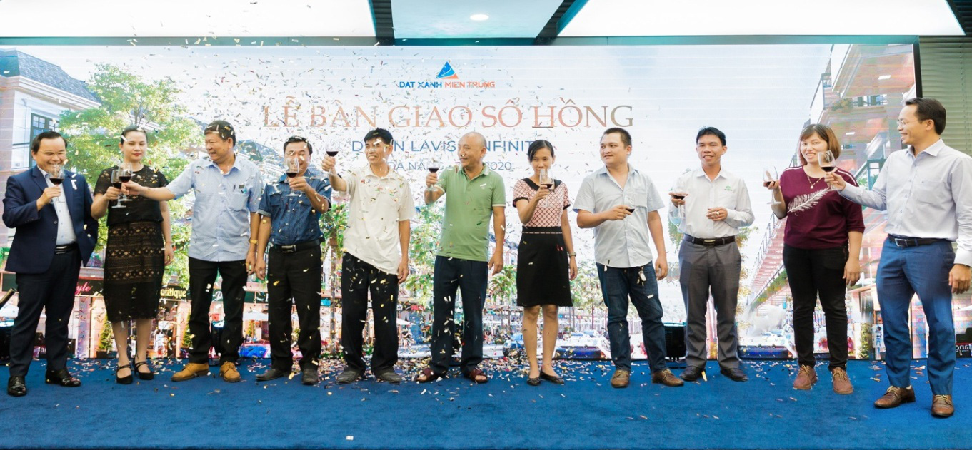 Đất Xanh Miền Trung trao sổ hồng cho 200 căn nhà phố thương mại sang trọng tại Đà Nẵng - Ảnh 1.