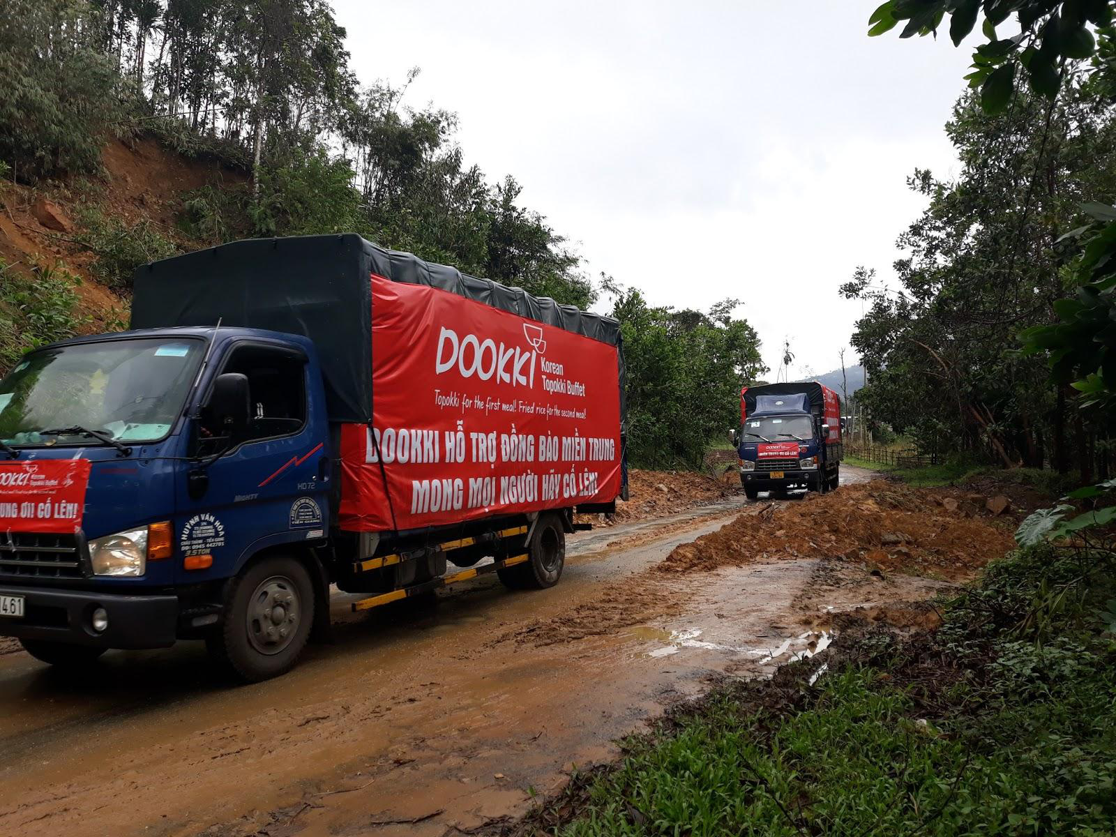 Đoàn xe của Dookki từ Sài Gòn về Quảng Ngãi ủng hộ người dân vùng lũ - Ảnh 2. Đoàn xe của Dookki từ Sài Gòn về Quảng Ngãi ủng hộ người dân vùng lũ - Ảnh 2.