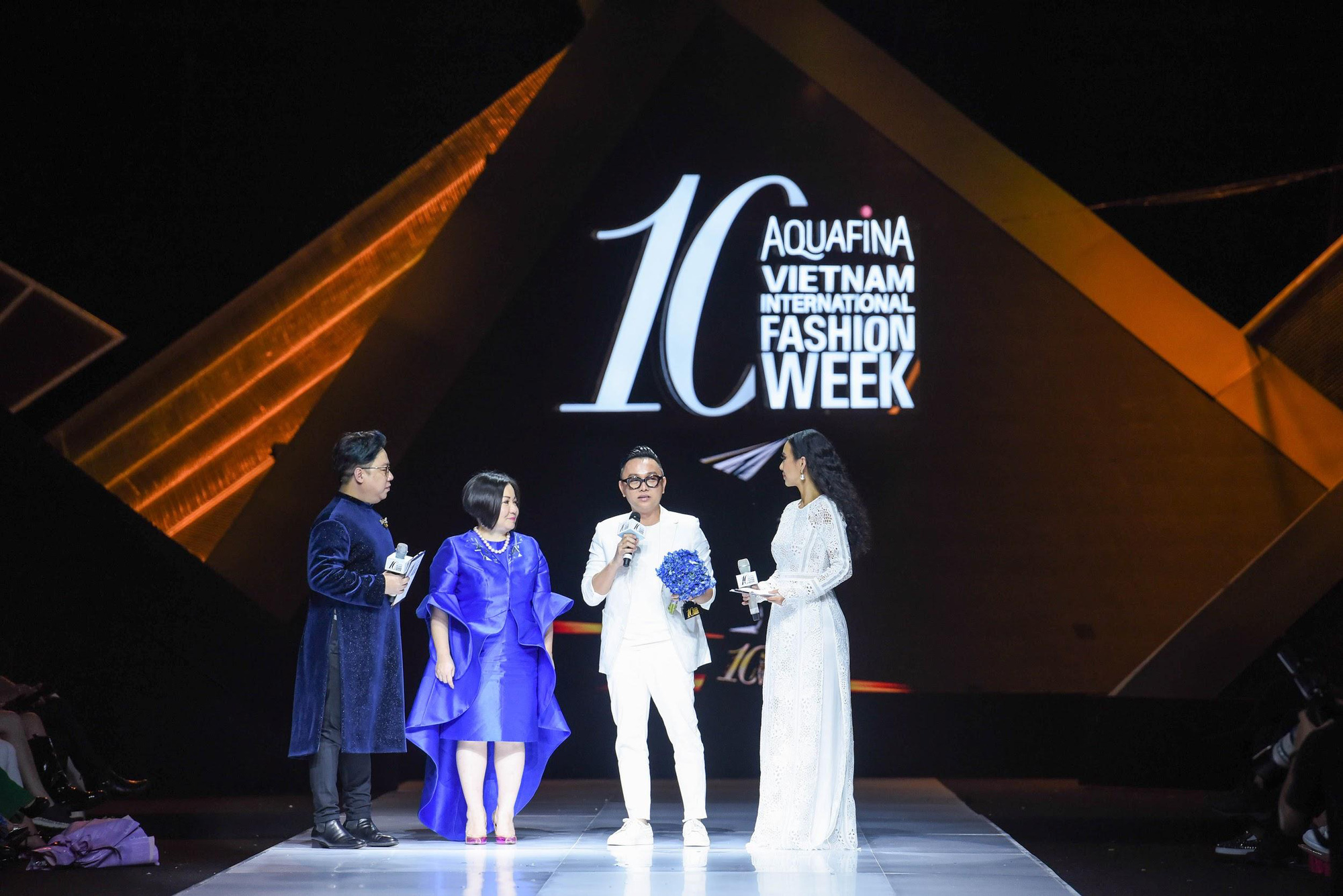 NTK Nguyễn C&ocirc;ng Tr&iacute; ch&iacute;nh thức mở m&agrave;n Aquafina Vietnam International Fashion Week 2020 - Ảnh 2.